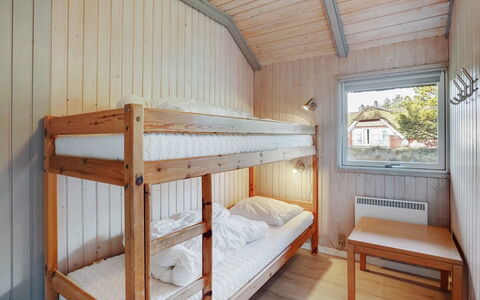 Gunlög - 3.1Km from the Sea: Træ, Soveværelse, Dør, Seng, Bejdse, Hjem, Køjeseng, Hårdttræ, Bed Frame, Planke