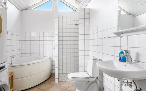 Mortensen - 350M from the Sea: Gulvbelægning, Sanitærarmatur, Etage, Indretning, Håndvask, Badeværelse, Loft, Vvs, Flise, Toilet