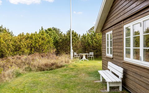 Amaja - 1.9Km from the Sea: Møbel, Udendørs Møbler, Bordservice, Bord, Drinkware, Stol, Udendørs Bord, Mad, Flaske