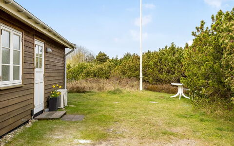 Amaja - 1.9Km from the Sea: Møbel, Udendørs Møbler, Bordservice, Bord, Drinkware, Stol, Udendørs Bord, Mad, Flaske