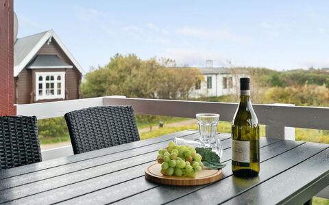 Kalf - 400M from the Sea: Græs, Hus, Tag, Hjem, Sommerhus, Busk, Land Lot, Landdistrikt, Stuehus, Bunddække