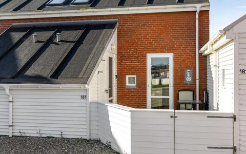 Hugo - 2.5Km from the Sea: Tag, Hus, Hjem, Sommerhus, Dør, Sidespor, Estate, Lawn, Gård, Veranda