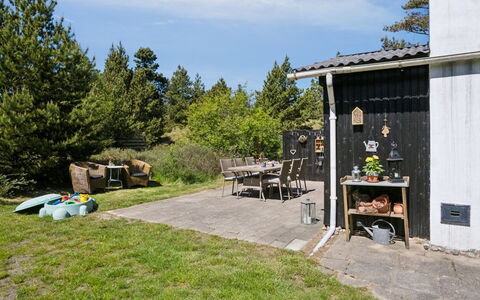 Inga - 1.3Km from the Sea: Græs, Busk, Have, Land Lot, Backyard, Bunddække, Lawn, Landscaping, Sommerhus
