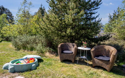 Inga - 1.3Km from the Sea: Møbel, Busk, Have, Udendørs Møbler, Stol, Lawn, Landscaping, Gård, Backyard