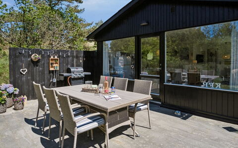 Inga - 1.3Km from the Sea: Træ, Møbel, Dør, Veranda, Skygge, Dæk, Sommerhus, Hårdttræ, Stol, Gård