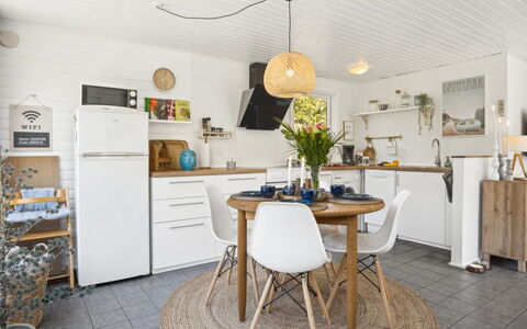 Inga - 1.3Km from the Sea: Møbel, Indretning, Gulvbelægning, Træ, Stol, Loft, Køkken & Spisebord, Værelse, Etage, Spisestue
