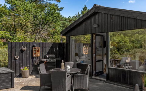 Inga - 1.3Km from the Sea: Træ, Dør, Sommerhus, Garden Bygninger, Skur, Dæk, Sidespor, Veranda, Hårdttræ, Gård
