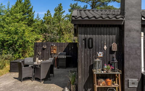 Inga - 1.3Km from the Sea: Træ, Blomsterkrukke, Have, Sommerhus, Backyard, Garden Bygninger, Gård, Hårdttræ, Landscaping, Skygge