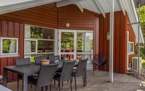Vivan - 3.8Km from the Sea: Træ, Veranda, Hårdttræ, Hjem, Bejdse, Sommerhus, Loft, Skygge, Dør, Dæk