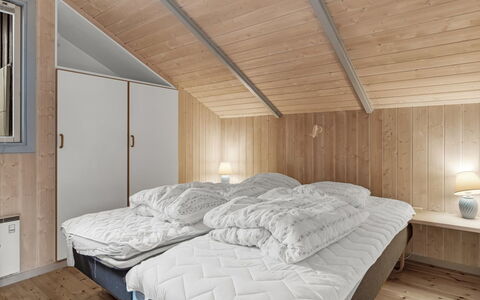 Vivan - 3.8Km from the Sea: Soveværelse, Loft, Hjem, Sengetøj, Seng, Sengetøj, Sengetøj, Bed Frame, Hårdttræ, Attic