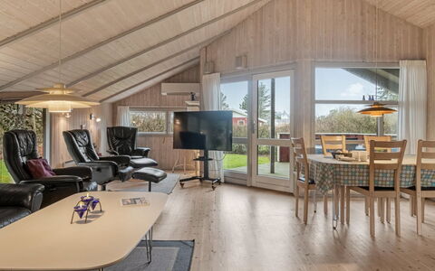Vivan - 3.8Km from the Sea: Træ, Loft, Indretning, Hjem, Sommerhus, Værelse, Trægulve, Stue, Hårdttræ, Couch