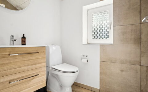 Botulf - 3.8Km from the Sea: Toiletbræt, Toilet, Badeværelse, Gulvbelægning, Sanitærarmatur, Etage, Indretning, Badeværelsesskab, Vvs, Flise