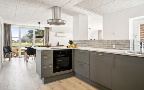 Botulf - 3.8Km from the Sea: Gulvbelægning, Køkken, Countertop, Træ, Cabinetry, Indretning, Møbel, Etage, Loft, Køkken Apparat