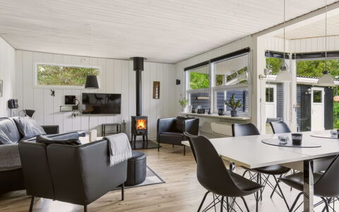 Bogatin - 1Km from the Sea: Træ, Indretning, Gulvbelægning, Loft, Etage, Stue, Couch, Møbel, Trægulve, Hjem