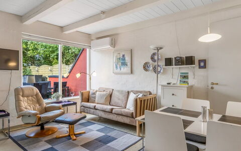 Volmer - 3.9Km from the Sea: Møbel, Indretning, Gulvbelægning, Couch, Etage, Væg, Loft, Træ, Stue, Værelse