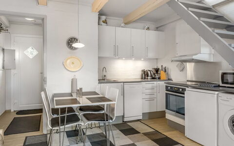 Volmer - 3.9Km from the Sea: Køkken, Gulvbelægning, Indretning, Større Bandage, Køkken Apparat, Etage, Møbel, Træ, Loft, Countertop
