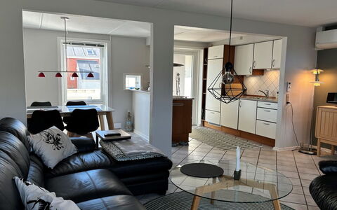 Bosse - 2.3Km from the Sea: Møbel, Indretning, Gulvbelægning, Etage, Træ, Loft, Couch, Stue, Værelse, Lejlighed