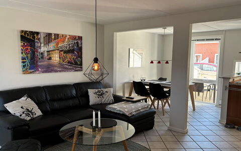 Bosse - 2.3Km from the Sea: Møbel, Indretning, Gulvbelægning, Væg, Etage, Couch, Træ, Stue, Loft, Værelse