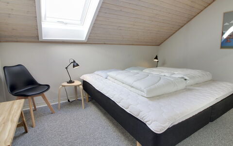 Bosse - 2.3Km from the Sea: Soveværelse, Seng, Træ, Indretning, Gulvbelægning, Etage, Sengetøj, Sengetøj, Loft, Møbel