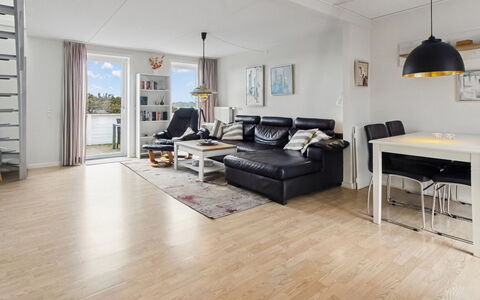 Aappo - 2.3Km from the Sea: Gulvbelægning, Etage, Indretning, Møbel, Trægulve, Træ, Loft, Couch, Stue, Værelse
