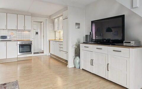 Aappo - 2.3Km from the Sea: Møbel, Gulvbelægning, Indretning, Etage, Køkken, Træ, Loft, Cabinetry, Værelse, Couch