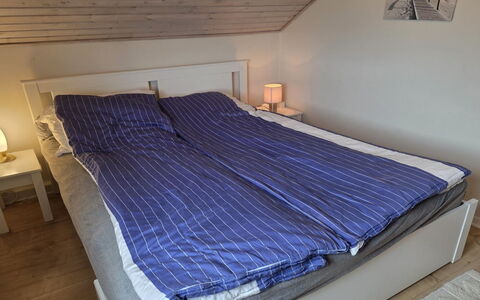 Aappo - 2.3Km from the Sea: Træ, Soveværelse, Gulvbelægning, Seng, Etage, Sengetøj, Sengetøj, Møbel, Bed Frame, Sengetøj