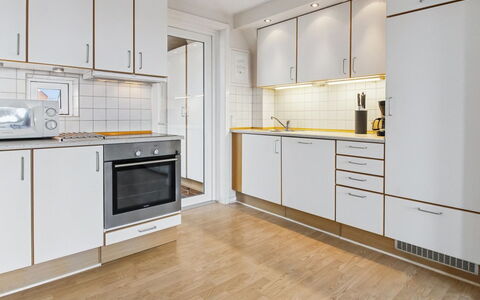 Aappo - 2.3Km from the Sea: Gulvbelægning, Køkken, Træ, Køkken Apparat, Større Bandage, Indretning, Etage, Countertop, Trægulve, Loft