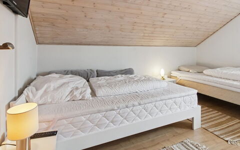 Aappo - 2.3Km from the Sea: Gulvbelægning, Indretning, Etage, Træ, Soveværelse, Seng, Loft, Sengetøj, Møbel, Belysning