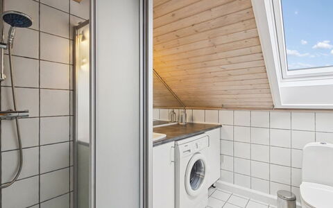 Aappo - 2.3Km from the Sea: Gulvbelægning, Etage, Sanitærarmatur, Indretning, Loft, Vvs, Værelse, Tap, Flise, Badeværelse