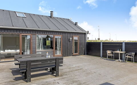 Elinora - 100M from the Sea: Plantesamfund, Sollys, Urteagtig Plante, Have, Plantation, Landbrug, Farm