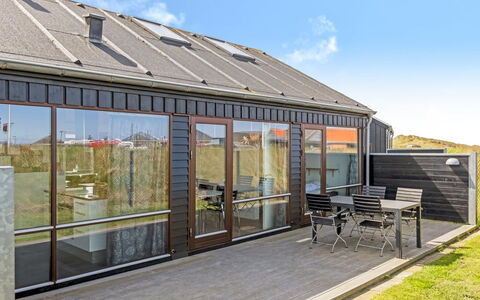 Elinora - 100M from the Sea: Plantesamfund, Sollys, Urteagtig Plante, Have, Plantation, Landbrug, Farm