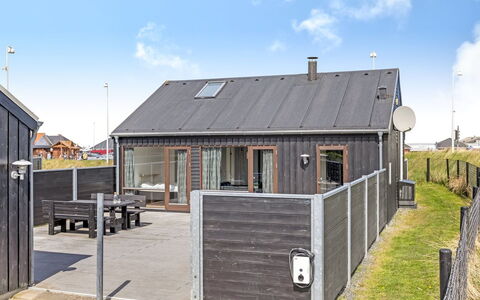 Elinora - 100M from the Sea: Plantesamfund, Sollys, Urteagtig Plante, Have, Plantation, Landbrug, Farm