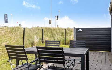 Elinora - 100M from the Sea: Plantesamfund, Sollys, Urteagtig Plante, Have, Plantation, Landbrug, Farm
