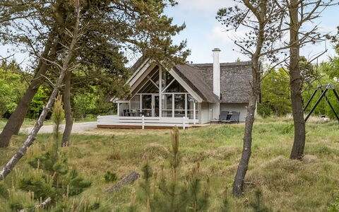 Almina - 1Km from the Sea: Hus, Sommerhus, Tag, Garden Bygninger, Skygge, Skur, Backyard, Udendørs Møbler, Gård, Lawn