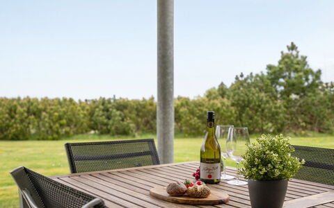Amundi - 3.8Km from the Sea: Møbel, Udendørs Møbler, Udendørs Bord, Stol, Bord, Skygge, Have, Gårdhave, Køkken & Spisebord, Landscaping