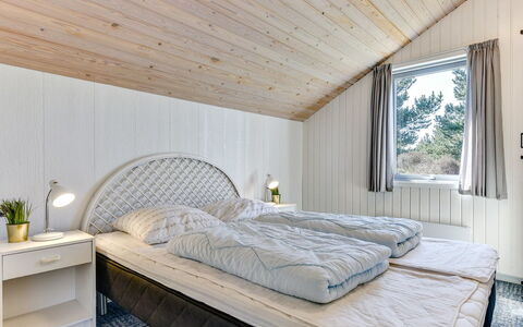 Niyazi - 3.1Km from the Sea: Soveværelse, Seng, Træ, Loft, Indretning, Sengetøj, Sengetøj, Møbel, Hjem, Bed Frame