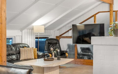 Niyazi - 3.1Km from the Sea: Møbel, Indretning, Gulvbelægning, Couch, Træ, Loft, Etage, Stue, Belysning, Værelse