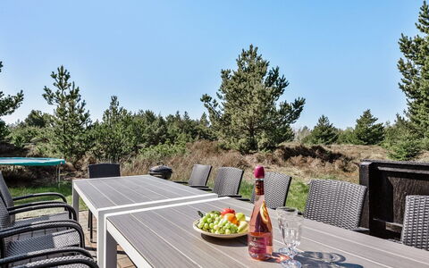 Niyazi - 3.1Km from the Sea: Møbel, Udendørs Møbler, Stol, Have, Udendørs Bord, Skygge, Landscaping, Gårdhave, Hårdttræ, Gård