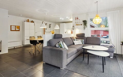 Tora - 3Km from the Sea: Møbel, Indretning, Gulvbelægning, Couch, Træ, Loft, Stue, Etage, Hjem, Belysning