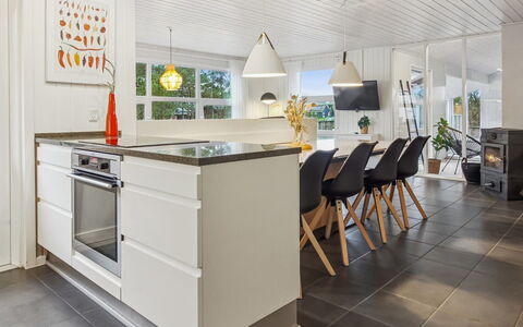 Tora - 3Km from the Sea: Gulvbelægning, Indretning, Møbel, Køkken, Træ, Etage, Loft, Countertop, Trægulve, Cabinetry