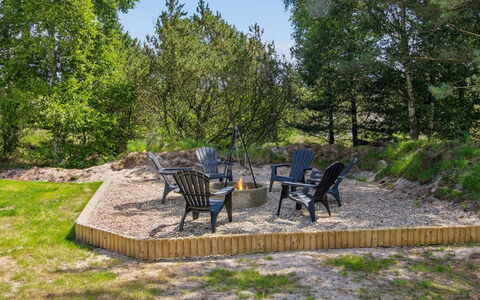 Tora - 3Km from the Sea: Busk, Have, Bunddække, Udendørs Møbler, Landscaping, Backyard, Hårdttræ, Skygge, Planke, Walkway