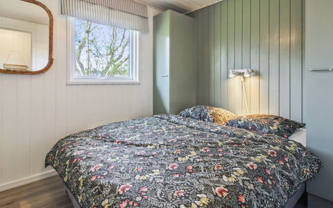 Tora - 3Km from the Sea: Træ, Soveværelse, Indretning, Gulvbelægning, Loft, Etage, Seng, Møbel, Sengetøj, Sengetøj