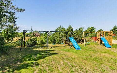 Tora - 3Km from the Sea: Blå, Legetøjsrutsjebane, Skygge, Legepladsudstyr, Have, Lawn, Parkere, Legeplads, Landscaping, Chute
