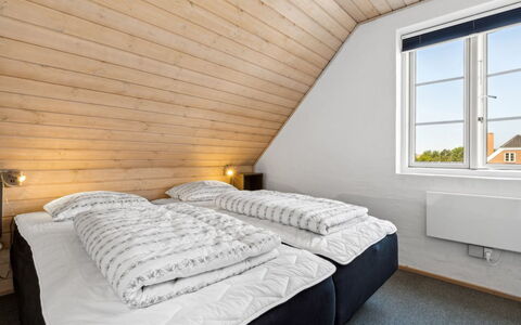 Langsom - 100M from the Sea: Træ, Soveværelse, Hårdttræ, Dagslys, Seng, Sengetøj, Bejdse, Bed Frame, Attic, Planke