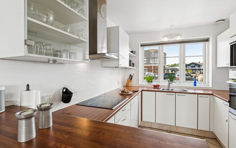 Langsom - 100M from the Sea: Køkken, Countertop, Køkken Apparat, Cabinetry, Indretning, Møbel, Gulvbelægning, Større Bandage, Træ, Husholdningsapparat