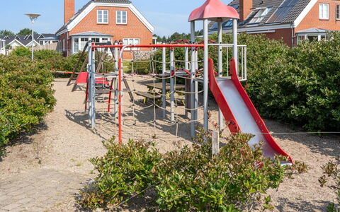 Langsom - 100M from the Sea: Legepladsudstyr, Offentlige Rum, Legetøjsrutsjebane, Fritid, Menneskelig Bosættelse, Chute, Legeplads, Fritid, Have, Landscaping