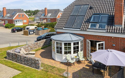 Langsom - 100M from the Sea: Tag, Hjem, Dør, Møbel, Udendørs Møbler, Stol, Sommerhus, Estate, Gårdhave, Have