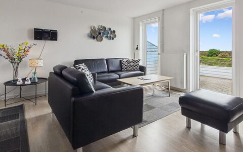 Femja - 2.3Km from the Sea: Indretning, Gulvbelægning, Møbel, Etage, Træ, Couch, Loft, Stue, Værelse, Lejlighed