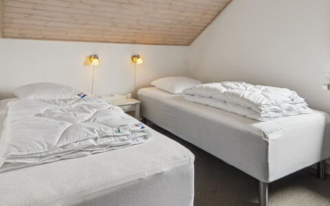 Femja - 2.3Km from the Sea: Seng, Soveværelse, Sengetøj, Sengetøj, Træ, Loft, Indretning, Etage, Sengetøj, Bed Frame