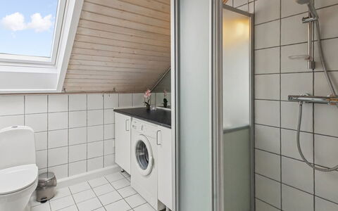 Femja - 2.3Km from the Sea: Gulvbelægning, Etage, Sanitærarmatur, Indretning, Loft, Badeværelse, Vvs, Værelse, Tap, Håndvask